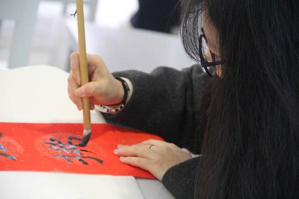 图片包含 人, 穿着, 棒球, 前 AI 生成的内容可能不正确。